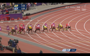 ペットボトルが投げ込まれる場面