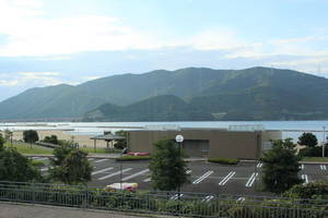 海水浴場の奥にある山に鉄塔がある。