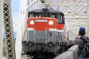 赤川鉄橋を通る貨物列車