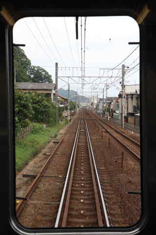 遠方に見える興津駅