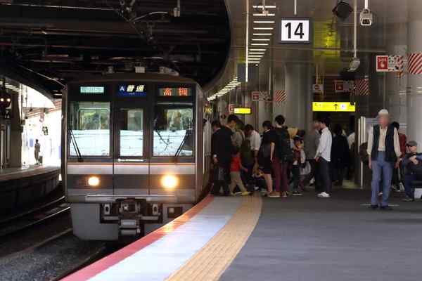 新大阪駅に停車中の207系