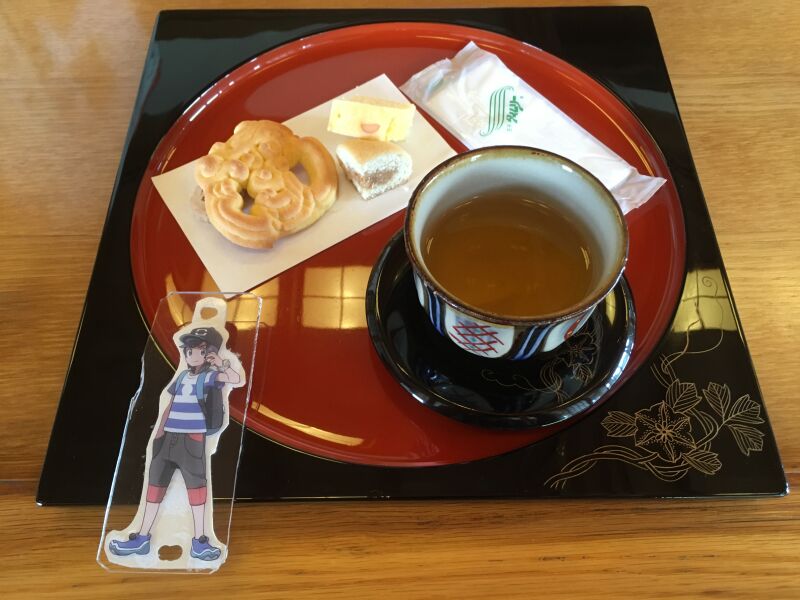 琉球伝統のお菓子とさんぴん茶（熱い）