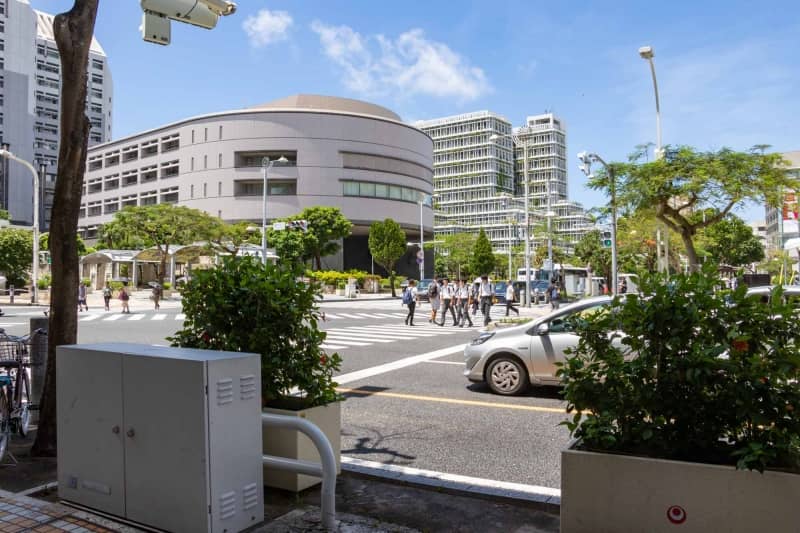 沖縄県議会と奥に見える那覇市役所