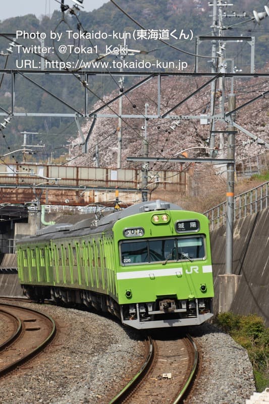 JR藤森駅に入線する103系電車