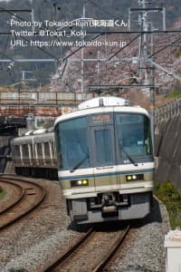 JR藤森駅に入線する221系電車