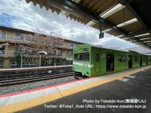 桃山駅に停車中の103系電車