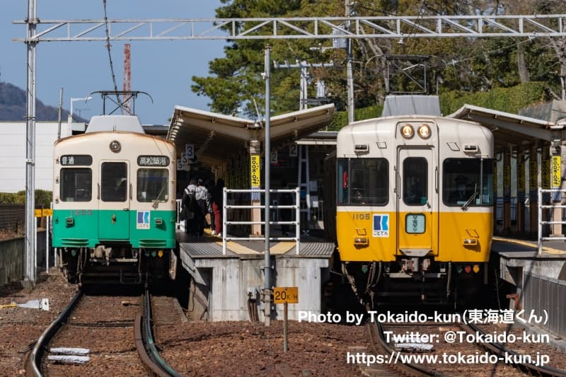 高松築港駅に停車中の高松琴平電気鉄道の1200系と1100形