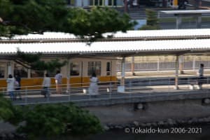 高松築港駅に到着する琴平線1080形