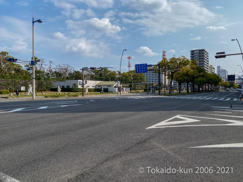 少し歩くと国道30号が通っており、その奥にはことでんこと、高松琴平電気鉄道の高松築港駅がある。