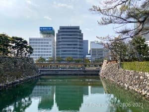 天守台へつながる橋から撮影した高松琴平電気鉄道（ことでん）長尾線 1200形
