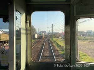 仏生山駅構内に停車中のレトロ電車