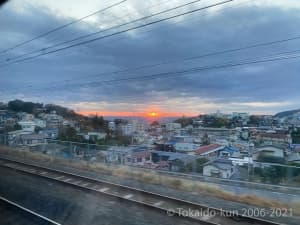 真鶴駅通過後に見える、日の出